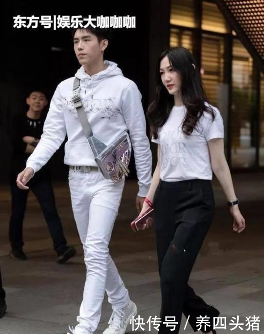  『美女』街拍：身材高挑的美女，一件棕色外套配牛仔喇叭裤，时尚优雅大气