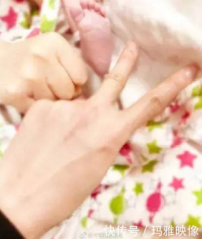 薛之谦生孩子发微博，却意外曝光了他在娱乐圈的人缘差到极点……