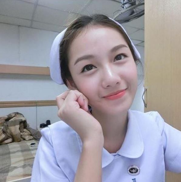 这名护士笑容甜到萤幕长蚂蚁了,完美比例身材