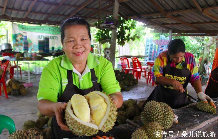 泰国水果摊贴出中文告示牌，中国游客看到后扭头就走，老板：无奈