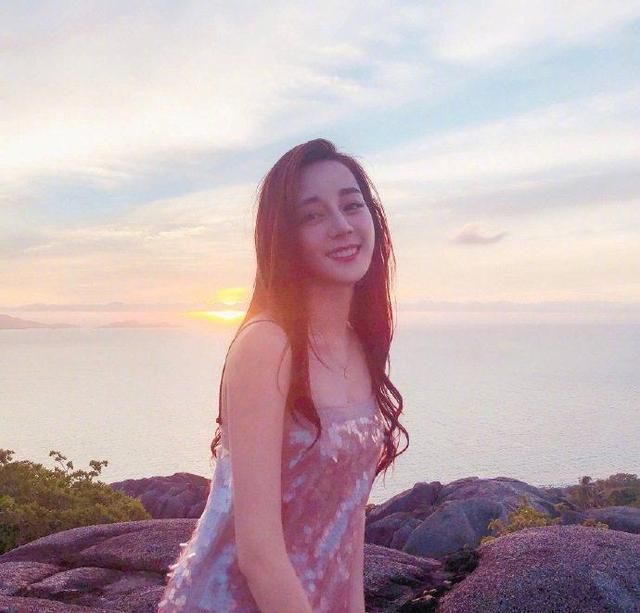 当迪丽热巴和古力娜扎穿亮片裙，网友：“艳俗”和“仙气”的差距