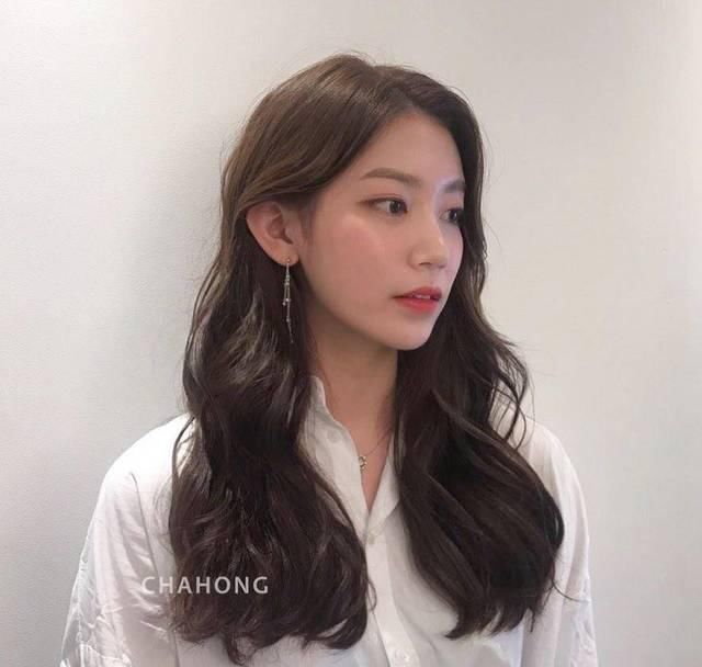  【女生】营造慵懒女人味：今年春天，韩国女生都在烫这种「千金系」波浪卷