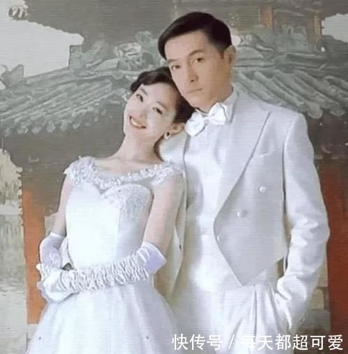婚纱照■宋轶胡歌“婚纱照”引热议,当宋轶贴脸靠近时,瞬间被胡歌的眼神戳中笑点