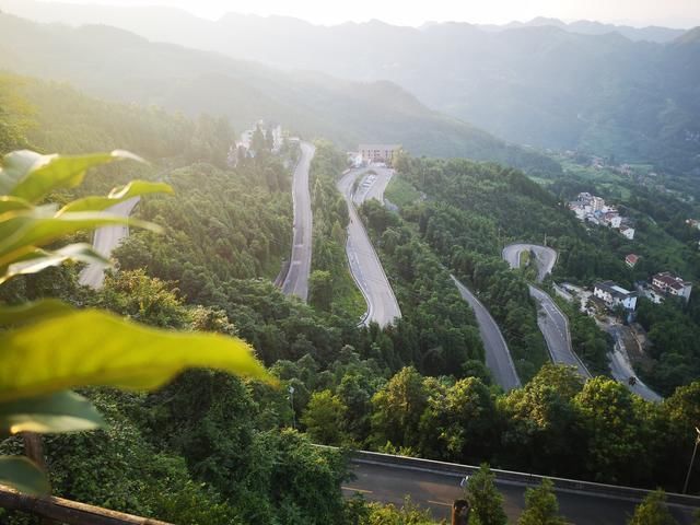 告别重庆,进入贵州,小情侣在夜里赶路,却遇到了危险