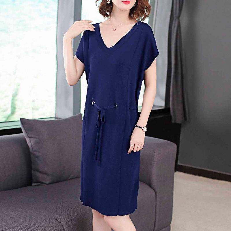 现在的女人真大胆!不用丝袜连衣裙直接外穿，不过真心迷人