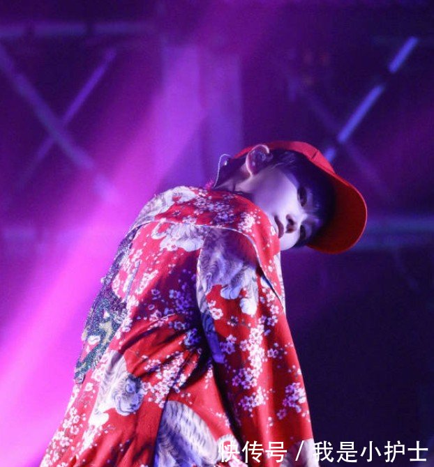 李宇春演唱会造型超雷人，直接穿着“床单”登场却帅出一片天！