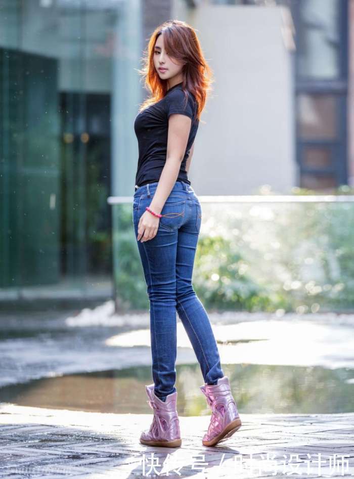 小姐姐身穿紧身牛仔裤更加贴合身形，秀出轻盈的曼妙身材！