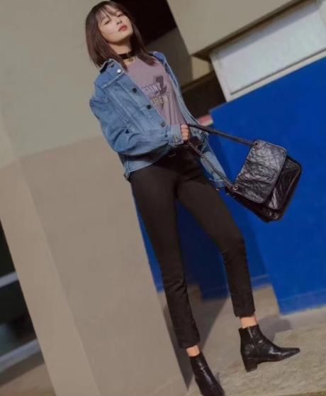 关晓彤又被吐槽，两万的包背得毫无气质，小宋佳的示范我给满分