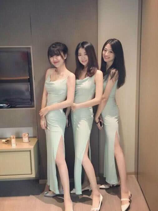 街拍：十五公分的细高跟鞋，小姐姐跌倒站不起来，没人愿意扶下吗