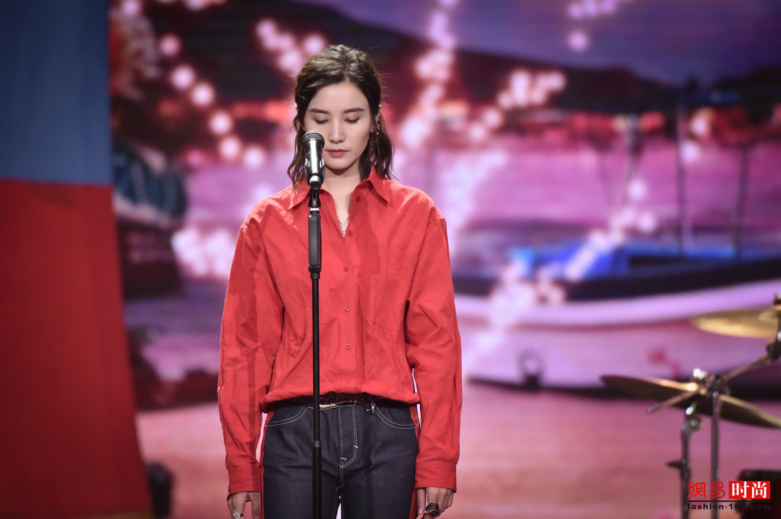 宋佳明明没穿热裤短裙露腿 却依旧撩人