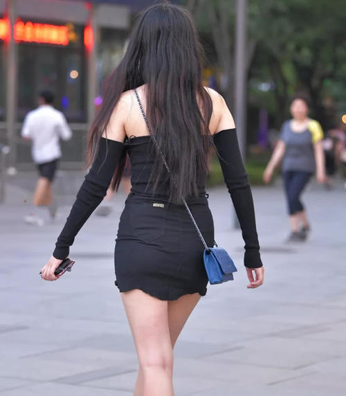 路人街拍,小姐姐穿上紧身瑜伽裤后,看上去格外的迷人俏皮