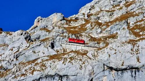 世界上最陡峭的铁路，车身的一半在悬崖外，游客都怕掉下去！