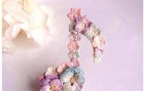  #胸针#外网的钩针小花好美，编织朵小花，做一个春天的胸针！DIY手工