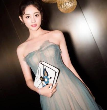 祝绪丹真是太会玩了，竟用“U盘”做耳环！肯定是迪丽热巴教的！