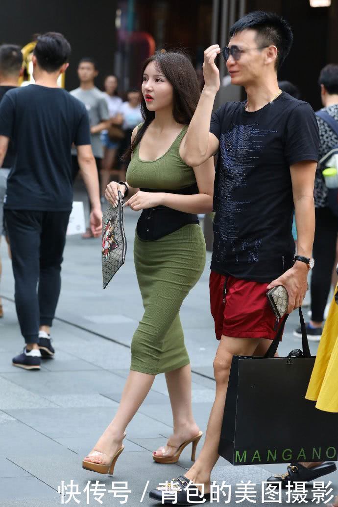 路人街拍，紧身连衣长裙，将小姐姐的好身材完美的呈现了出来