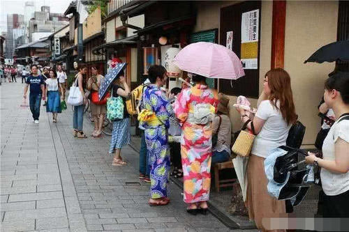 日本游客到中国后也是买买买，看完他们买的东西，差距真是有点大