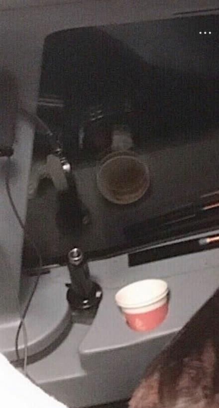  [女网]女网红进入飞行中的驾驶舱拍照！扬言没有自己搞不定的事