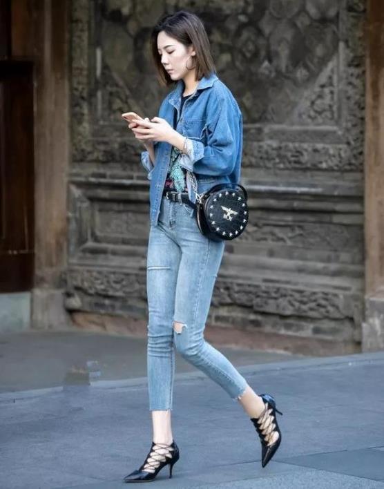 『紧身裤』街拍美女身材高挑的时尚紧身裤小姐姐,彰显不俗穿搭品味