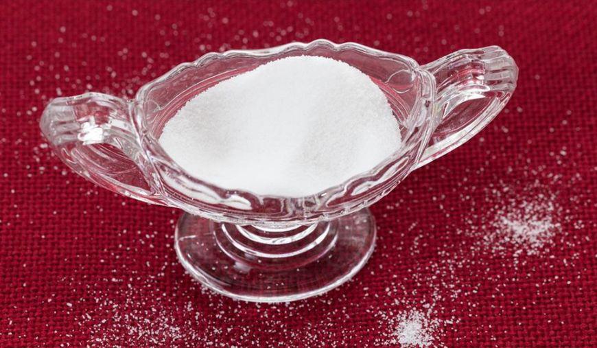 食盐和马齿苋放一起，睡前清洗脸蛋，一月斑点消失，皮肤白露羊脂