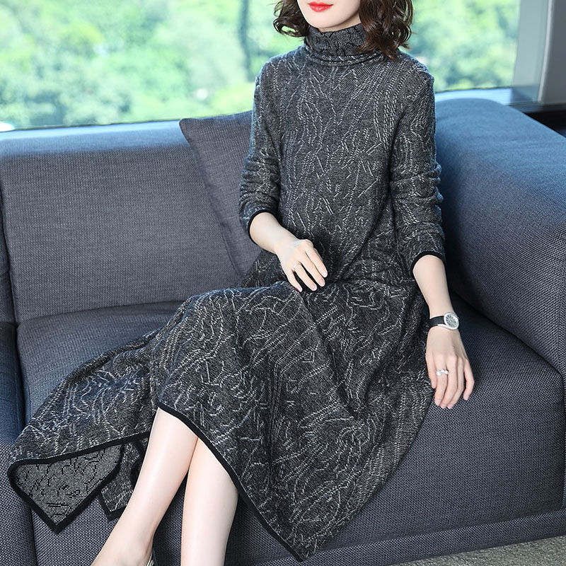 小姨身穿这“秋装裙”，洋气超迷人，原来本季流行这么穿，美呆了