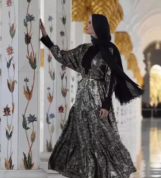 伊万@穿“黄金战袍”气场足,不愧是美国第一女儿,伊万卡惊艳现身迪拜