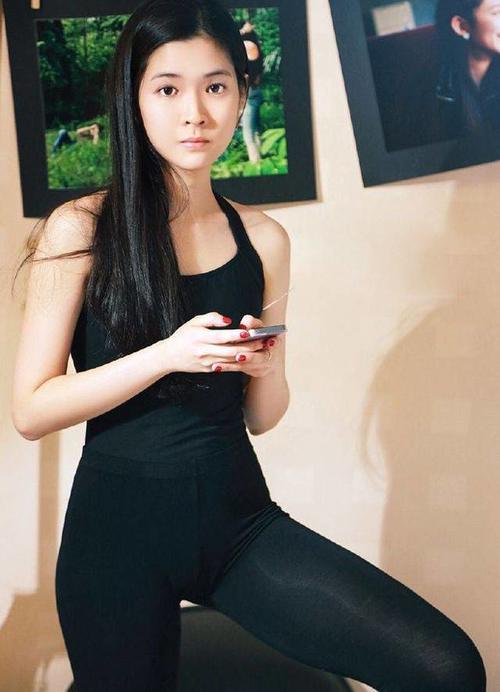 紧身打底裤小姐姐，高傲的姿态，凸显的马甲线，尽显女神曲线！