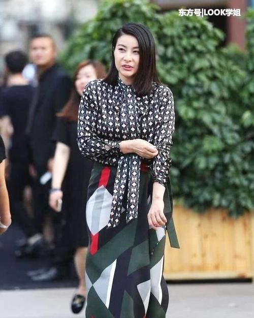 郭晶晶身材发福，衬衫被撑开太尴尬了，好奇豪门阔太吃了啥