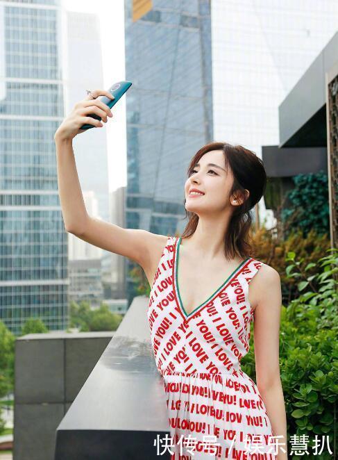 娜扎和张翰分手后更惊艳了, 穿深V红裙完美诠释好身材!