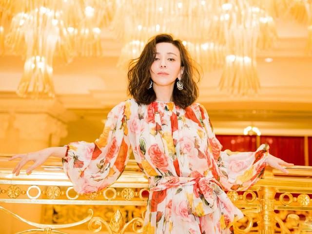 47岁王琳逆生长，穿完仙女裙穿花裤子，网友：原来雪姨这么美！