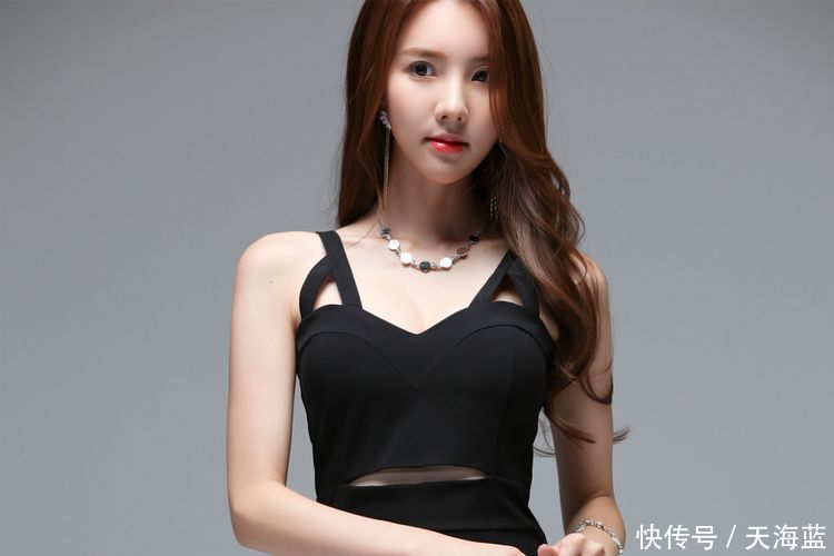 时尚街拍，清新淡雅的小姐姐，一袭黑色吊带裙，曼妙身姿迷人