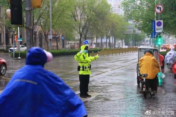  「坚守岗位」保畅通促安全！山东交警雨中执勤尽职责，坚守岗位保平安！