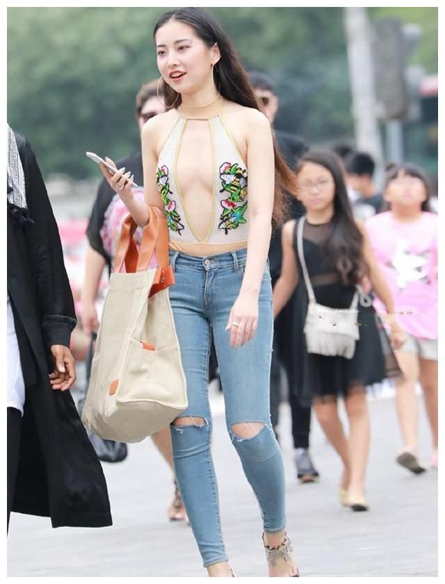 街拍:图四穿“小背心”，靓丽的好身材，彰显优雅女人范!