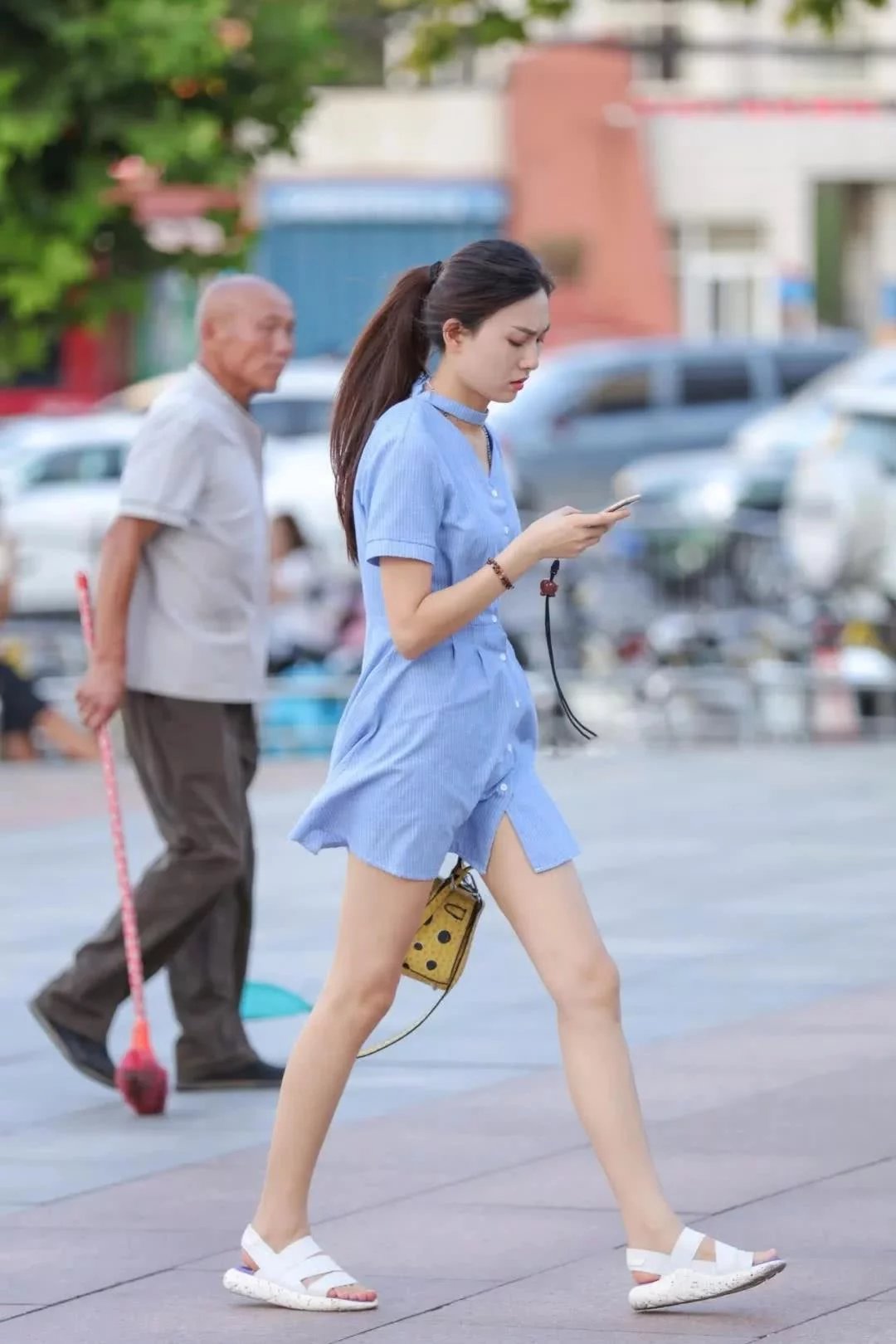 清纯小姐姐身穿蓝色连衣裙，大秀一双迷人的筷子腿十分行，吸睛无