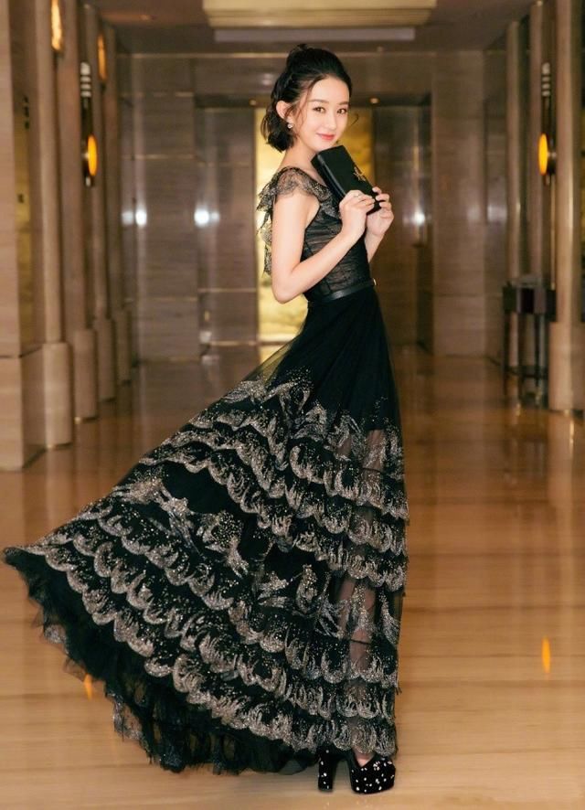 31岁赵丽颖如今私服衣品开挂,连衣裙穿出新花样,竟变得如此时髦