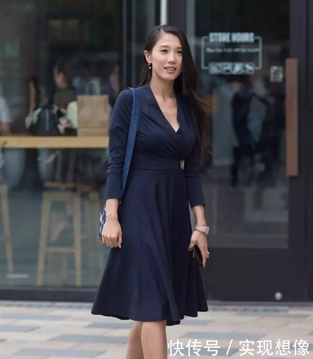  [迷人]街拍裙子搭配高跟鞋，优雅迷人，突显气质之美