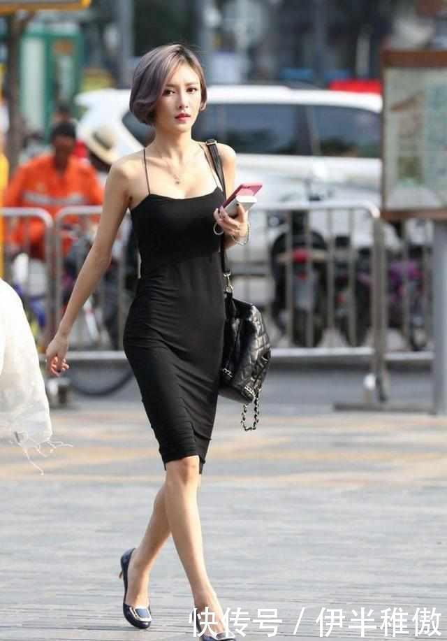 「美女」街拍:高挑精致美女黑色穿搭显得皮肤更加白皙,修长双腿让人回味