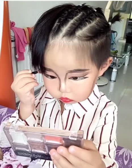 3岁女孩独自化妆,化妆完成后,众人感到不可思议