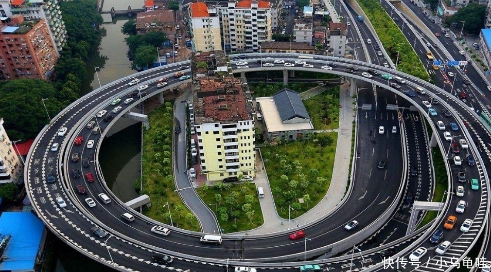  「住户」广东最强“钉子户”，当初拆迁嫌钱少，如今哭闹求拆，