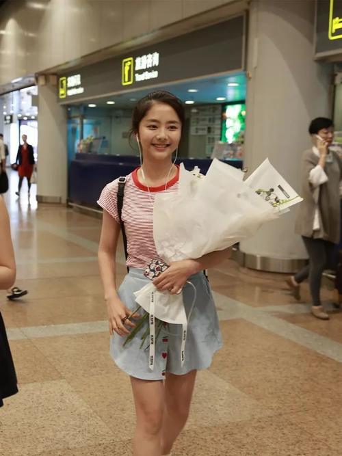 娜扎输给了关晓彤！不仅腿短，还九曲十八弯？