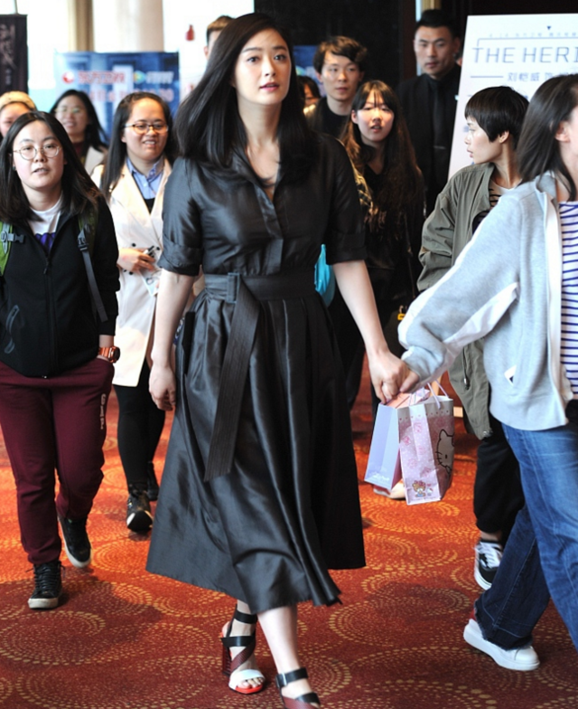 蒋欣出席活动，皮裙都快要撑破了，网友：这是又胖了吗？