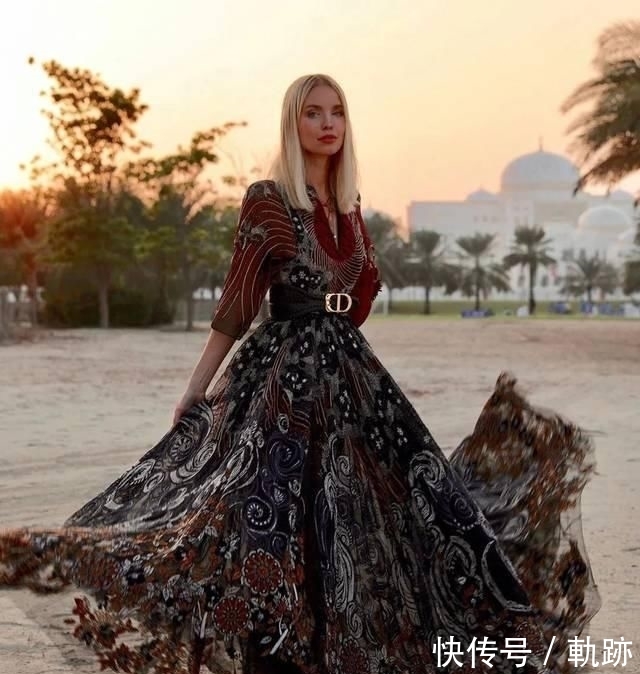 『花朵』2020开春 流行穿“开满花”的裙子,谁穿谁美!