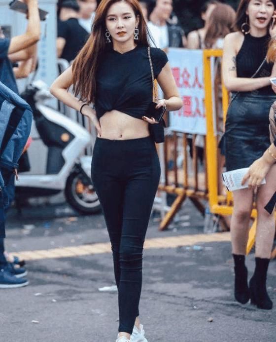 穿紧身裤小姐姐，好身材就是要秀出来，快来领略它的美！