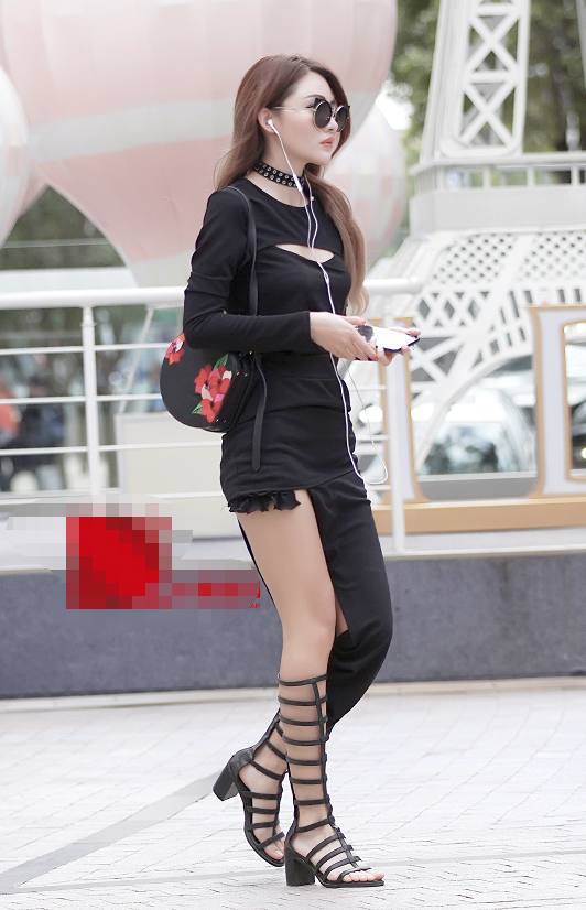 穿“个性”长裤出镜的美女们，绝对是人群中的亮点