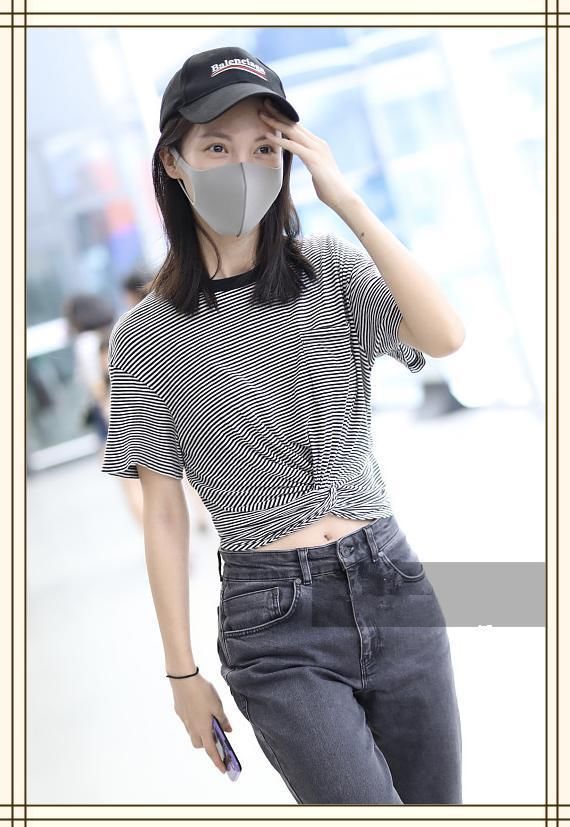 金晨不过在T恤上打了个结，不仅小蛮腰出来了，连腿都长一大截！