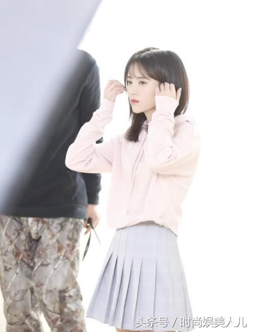 鞠婧祎穿绿色T恤搭配牛仔短裤，美出新高度，确定不是人造美女！