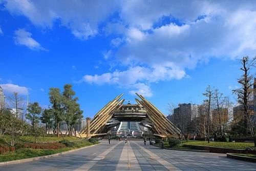  我国■我国最奇特的高楼建筑，设计一处高108米的瀑布，楼层总高121米