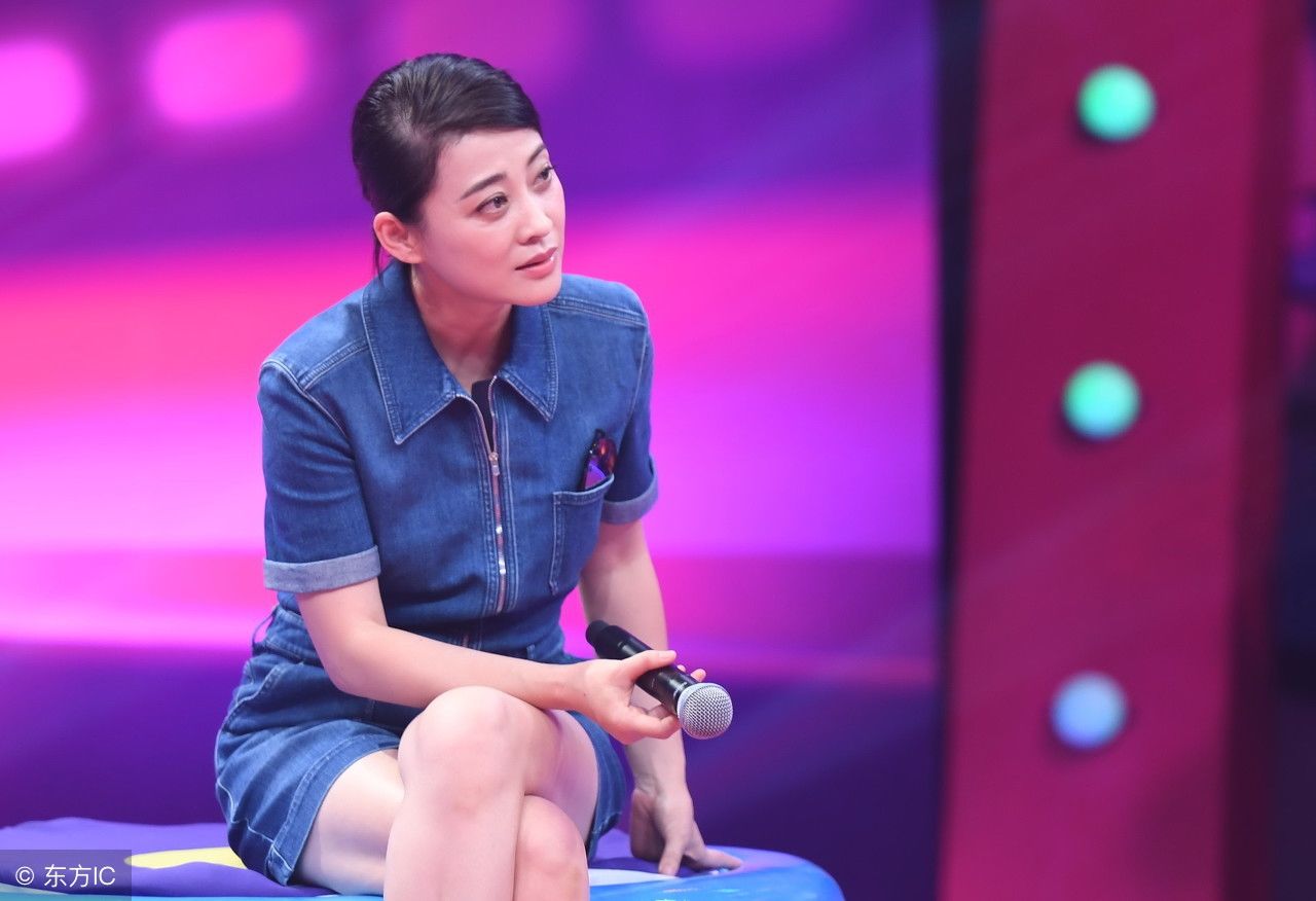 43岁梅婷牛仔连衣裙优雅坐姿，这身装扮秒变少女，清新甜美!