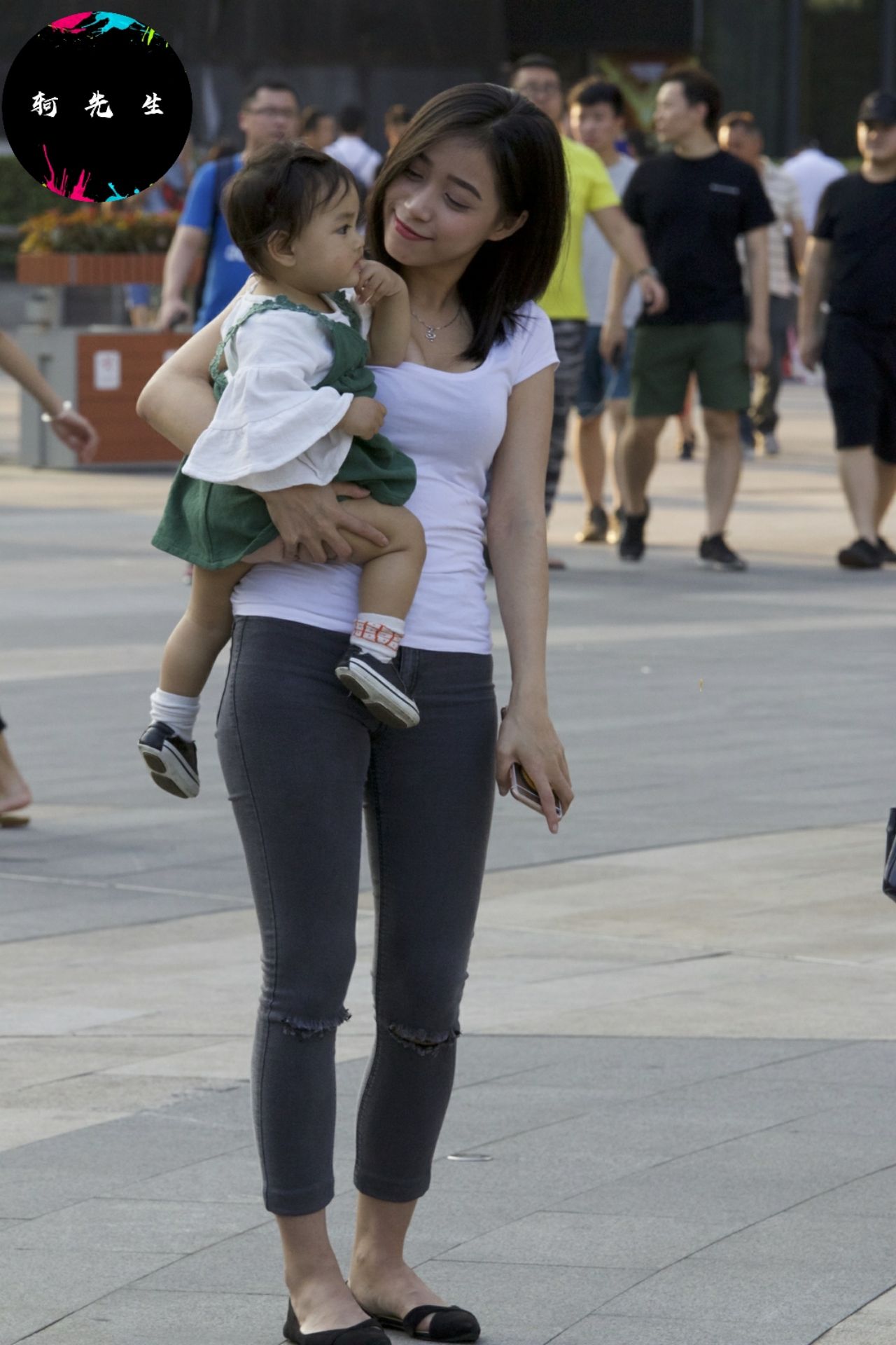 街拍“我的梦中情人就长图二这样，图四就算结婚也有很多人追”