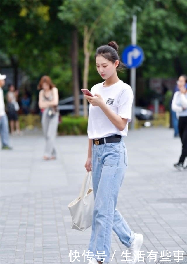  『气质』牛仔裤时髦又减龄呈现女人魅力，能展现出你优雅的时尚品位