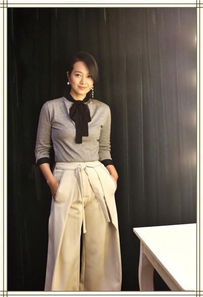 朱丹大晒美照，却被肚子上赘肉抢镜，网友：周一围还提得起兴趣么